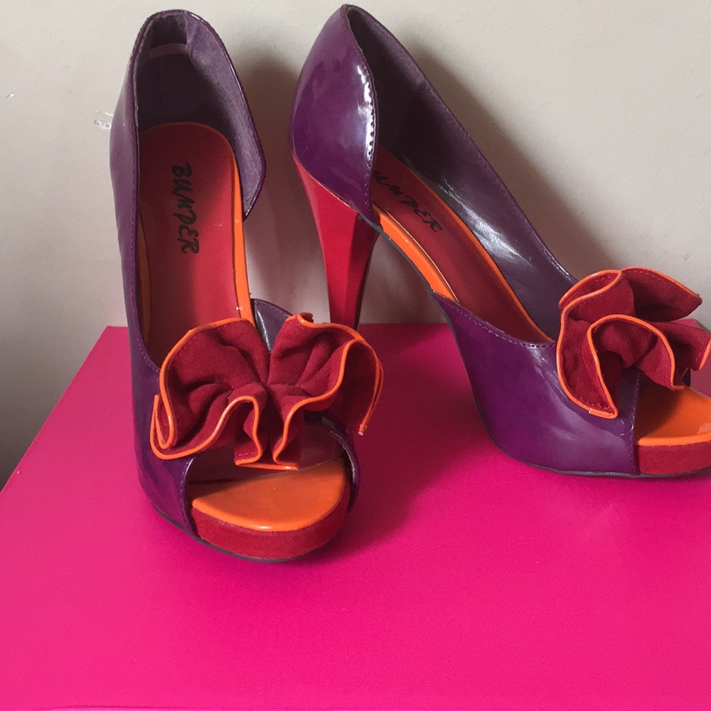 Faux leather pump with ruffle toe